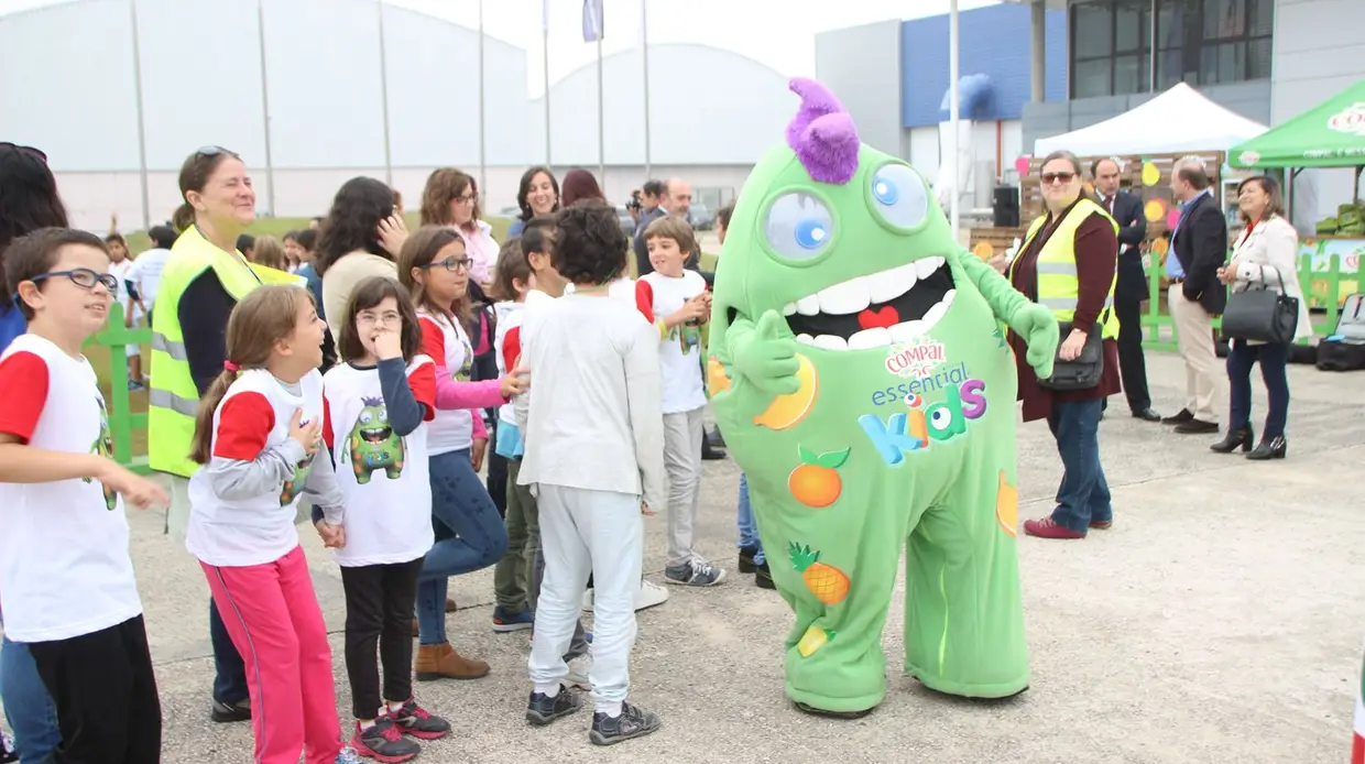 SUMOL+COMPAL: Crianças aprendem a pôr fruta dentro de uma embalagem em Almeirim