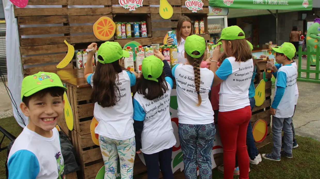 SUMOL+COMPAL: Crianças aprendem a pôr fruta dentro de uma embalagem em Almeirim