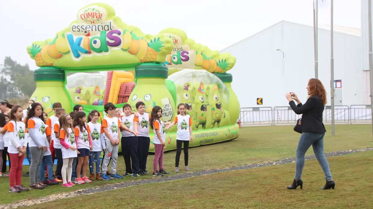 SUMOL+COMPAL: Crianças aprendem a pôr fruta dentro de uma embalagem em Almeirim