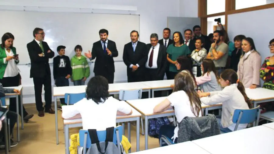 Escola Manuel Figueiredo tem o dobro das salas e os mesmos funcionários Escola Manuel Figueiredo tem o dobro das salas e os mesmos funcionários