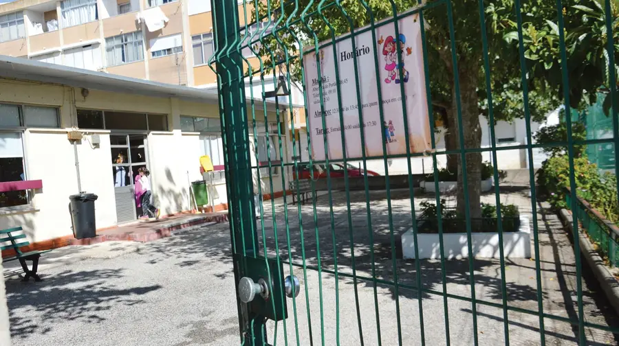 Pais reclamam melhores condições em escola de Vialonga Pais reclamam melhores condições em escola de Vialonga