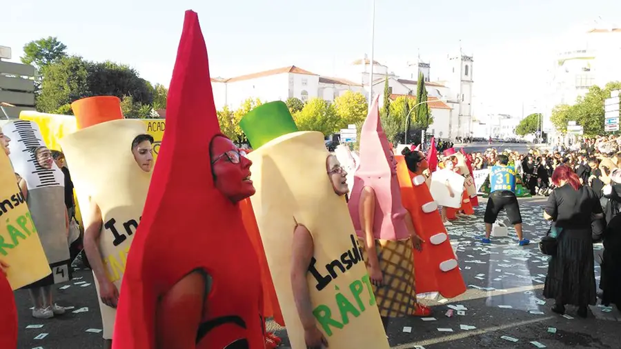 Desfile académico em Santarém ia acabando mal Desfile académico em Santarém ia acabando mal