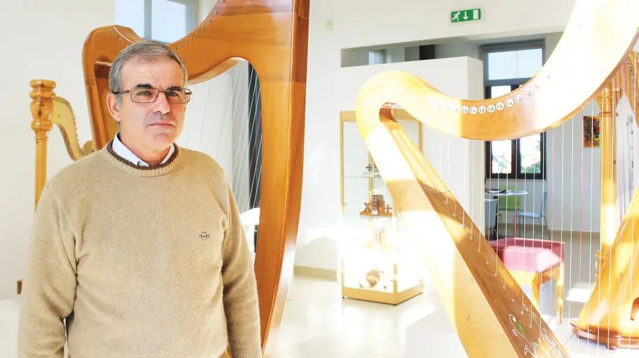 O artesão das harpas e dos furos artesianos O artesão das harpas e dos furos artesianos