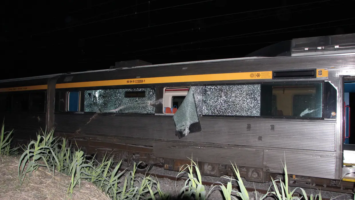 Choque entre comboio e camião causa um morto e 9 feridos
