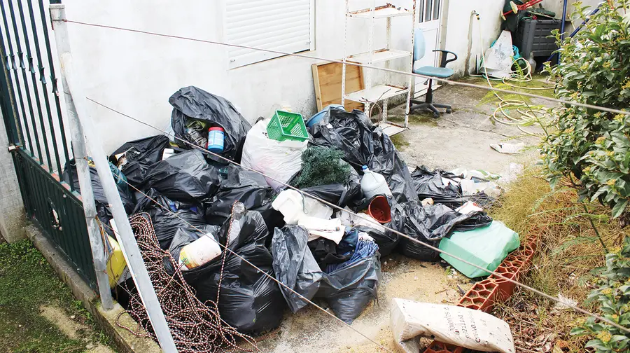 Vizinhos queixam-se de coleccionador de lixo em Aldeia do Peixe