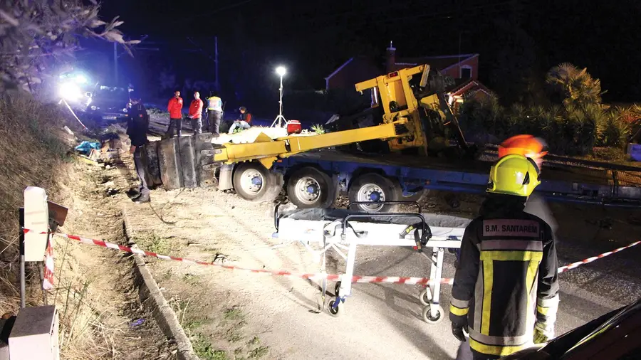 Ajudante de motorista de Almeirim morre em choque de comboio com camião Ajudante de motorista de Almeirim morre em choque de comboio com camião