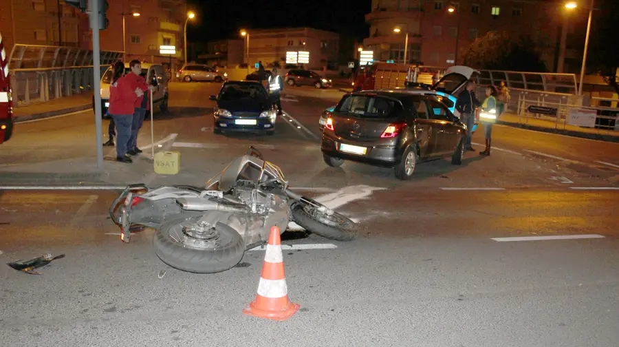Ferido em colisão entre carro e mota em Alhandra