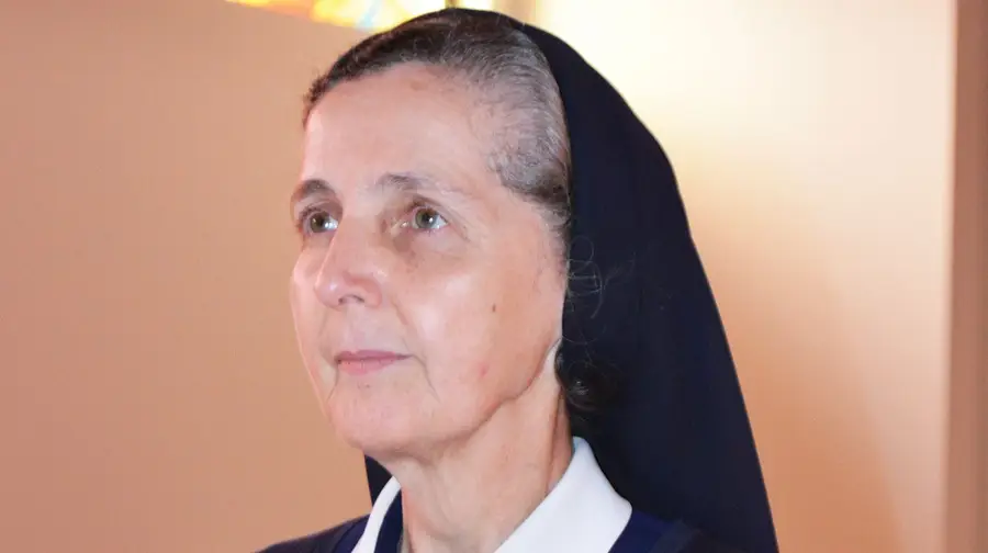 A freira que gosta de rir e que na infância jogava à bola e subia às árvores A freira que gosta de rir e que na infância jogava à bola e subia às árvores