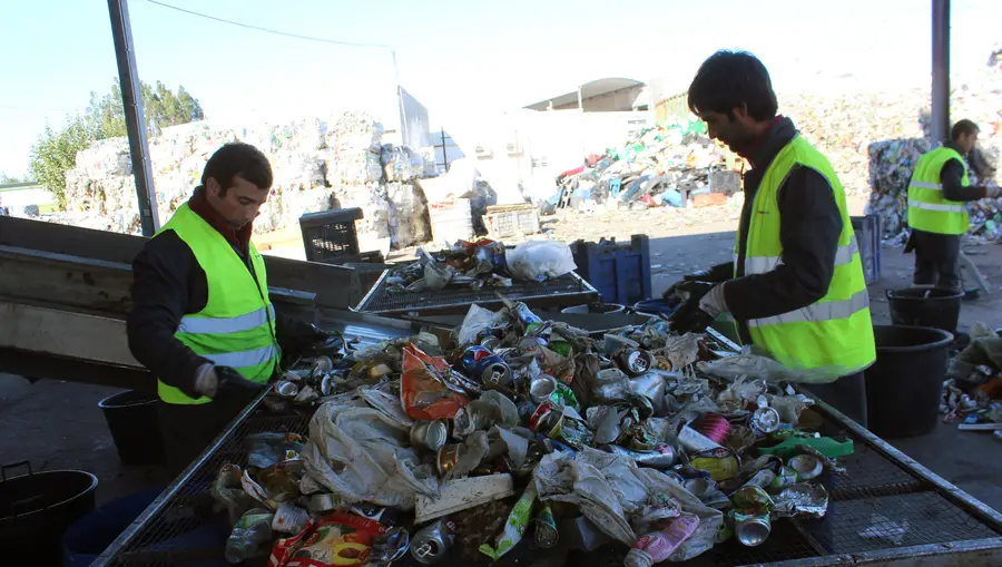 Funcionários da Resitejo em perigo com engenhos explosivos deitados no lixo