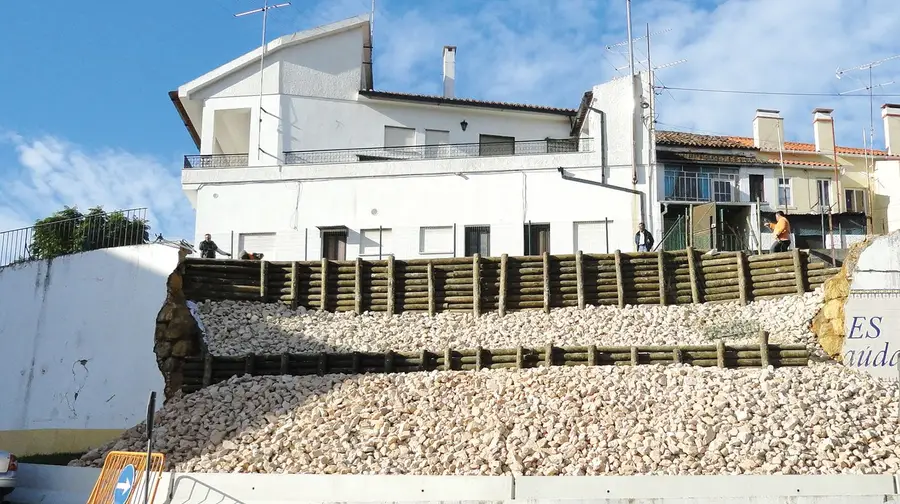 Ajuste directo para reconstruir muro em Torres Novas