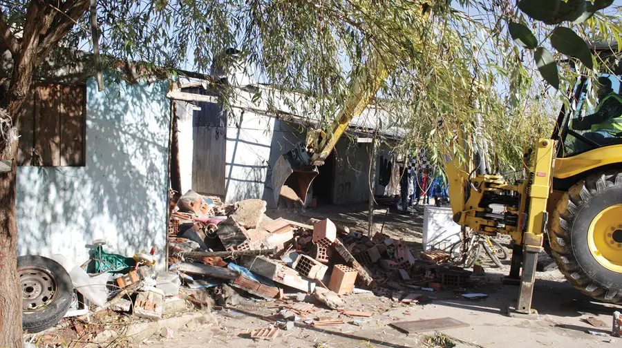 Câmara de Tomar continua a demolir barracas no bairro do Flecheiro