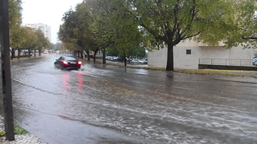 Chuva interrompe jogo de futebol e inunda estradas
