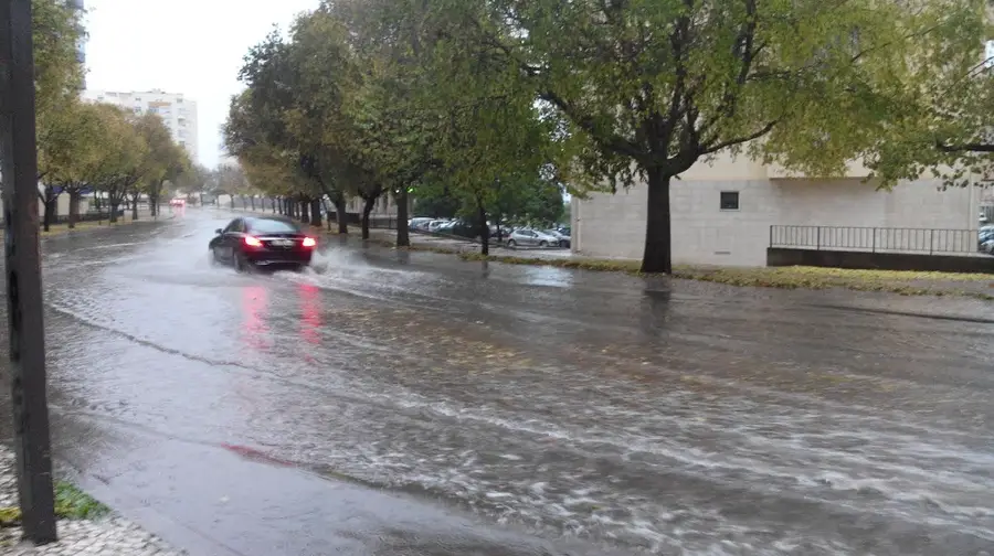Chuva interrompe jogo de futebol e inunda estradas Chuva interrompe jogo de futebol e inunda estradas