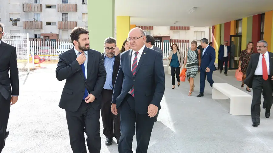 Escola inaugurada há dois meses em Vialonga já precisa de obras