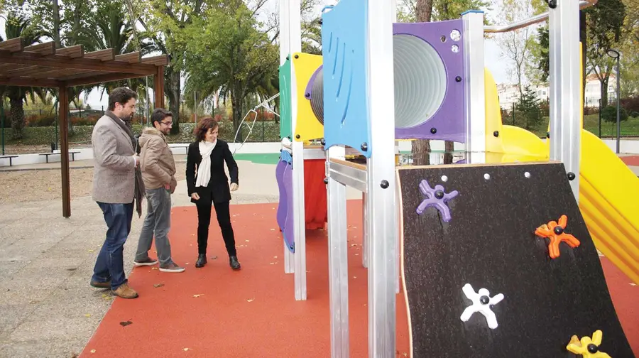 Parque infantil junto ao estádio de Tomar já reabriu 