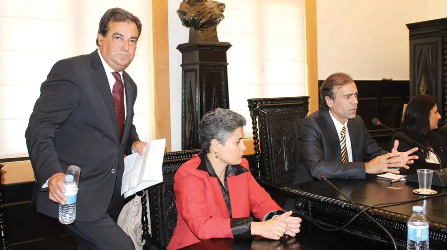 Presidente da Câmara do Entroncamento desentende-se com presidente da assembleia e abandona sessão Presidente da Câmara do Entroncamento desentende-se com presidente da assembleia e abandona sessão
