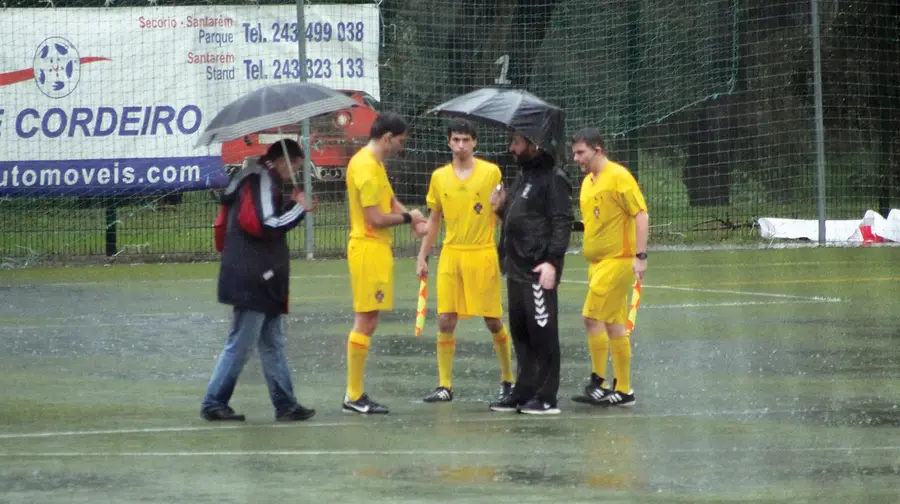 Chuva interrompe jogo de juniores entre Académica de Santarém e Alverca Chuva interrompe jogo de juniores entre Académica de Santarém e Alverca