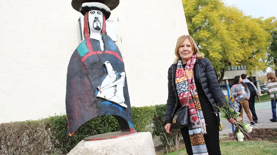 Filha de Martins Correia oferece escultura do pai a escola da Golegã