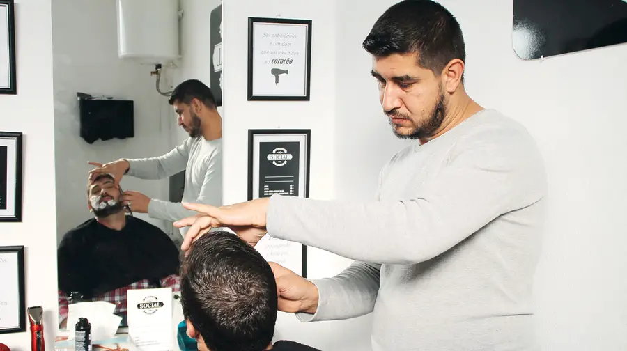 Refugiado sírio corta barba e cabelo em Almeirim para recomeçar a vida longe da guerra
