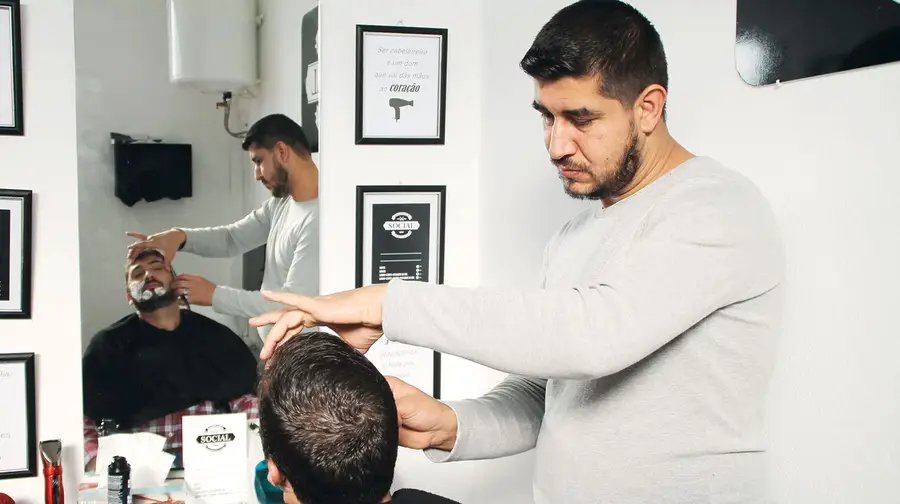Refugiado sírio corta barba e cabelo em Almeirim para recomeçar a vida longe da guerra Refugiado sírio corta barba e cabelo em Almeirim para recomeçar a vida longe da guerra