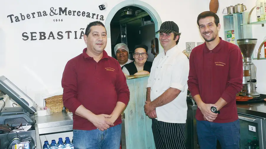Jantar fora na noite de Ano Novo e almoçar no primeiro dia do ano Jantar fora na noite de Ano Novo e almoçar no primeiro dia do ano