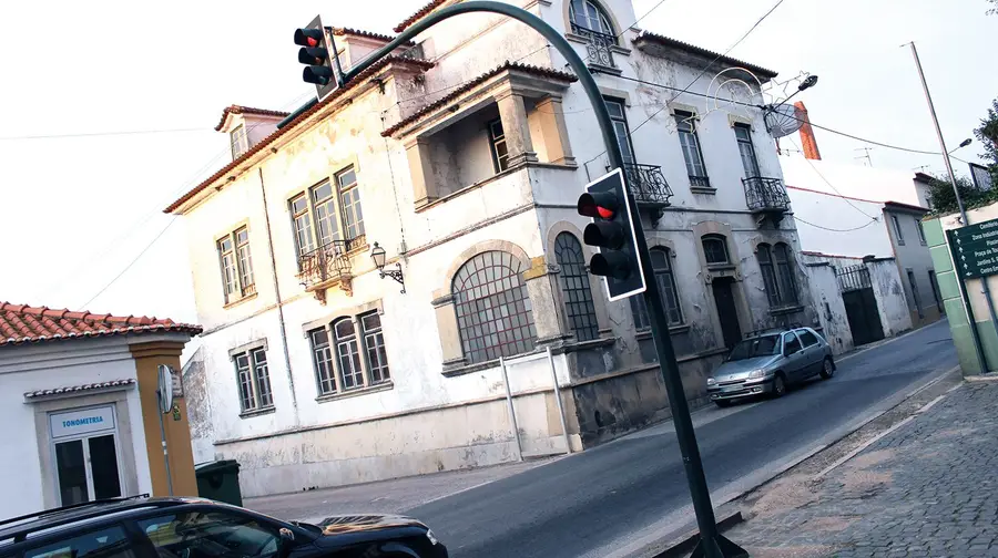 Câmara da Chamusca gastou um milhão de euros e ficou com um prédio degradado Câmara da Chamusca gastou um milhão de euros e ficou com um prédio degradado