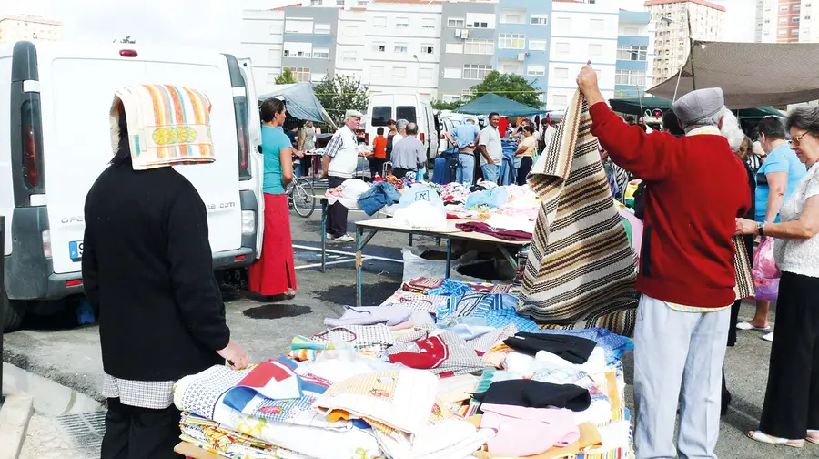 Autarcas e feirantes não se entendem por causa do lixo no mercado do Levante