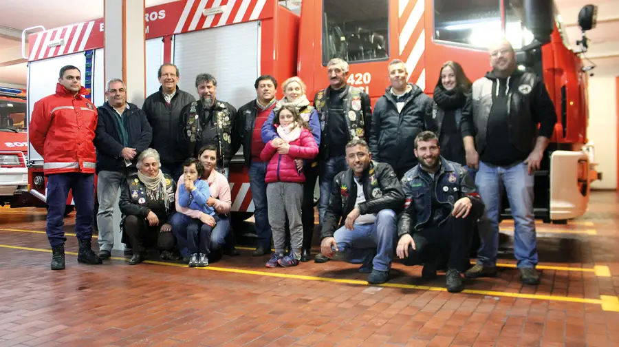 Aceleras da Charneca dão cheque de mil euros aos bombeiros de Almeirim