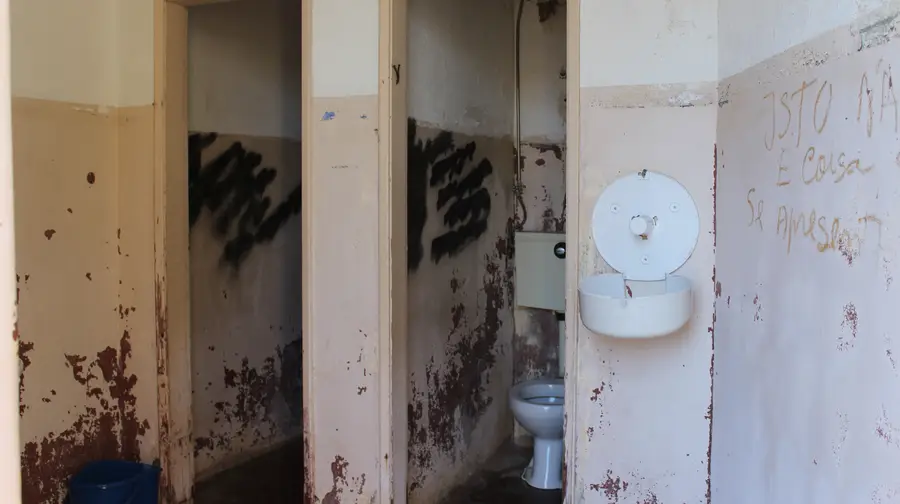 Câmara de Tomar encerra casas de banho públicas degradadas