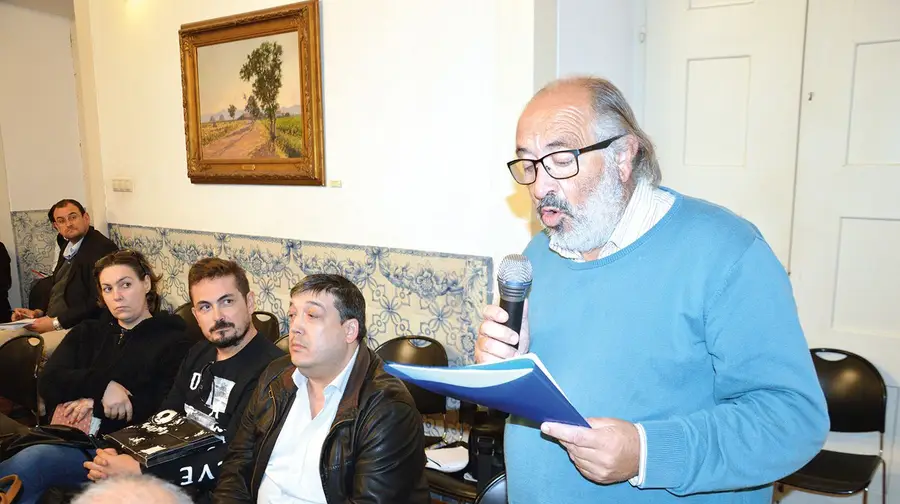 Quatro mil reclamam obras urgentes na escola básica de Vialonga Quatro mil reclamam obras urgentes na escola básica de Vialonga