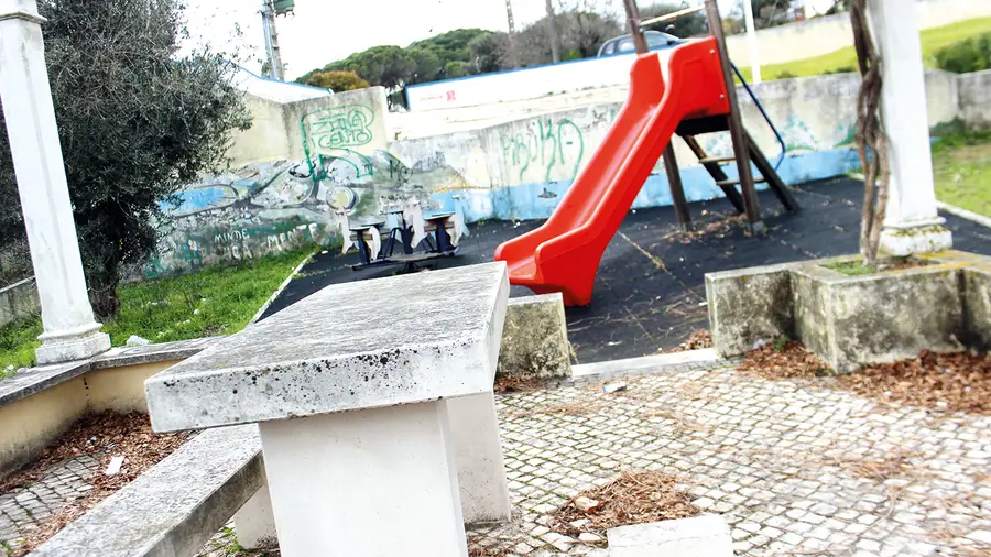 Parque infantil do jardim do Carrascal não está para brincadeiras