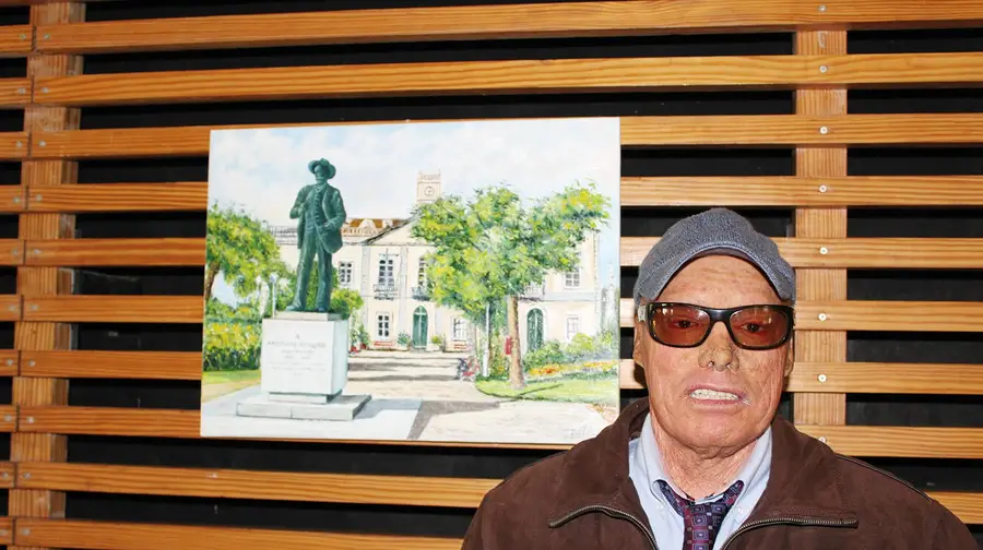 Começou a pintar passadeiras e sinais na Câmara do Cartaxo e hoje tem quadros em exposição Começou a pintar passadeiras e sinais na Câmara do Cartaxo e hoje tem quadros em exposição
