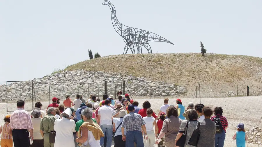 ADSAICA mantém monumento das pegadas de dinossauros e sapadores florestais