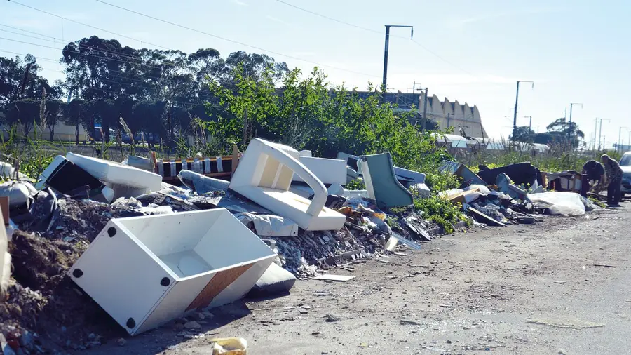 Bairro em Alverca transformado numa lixeira a céu aberto