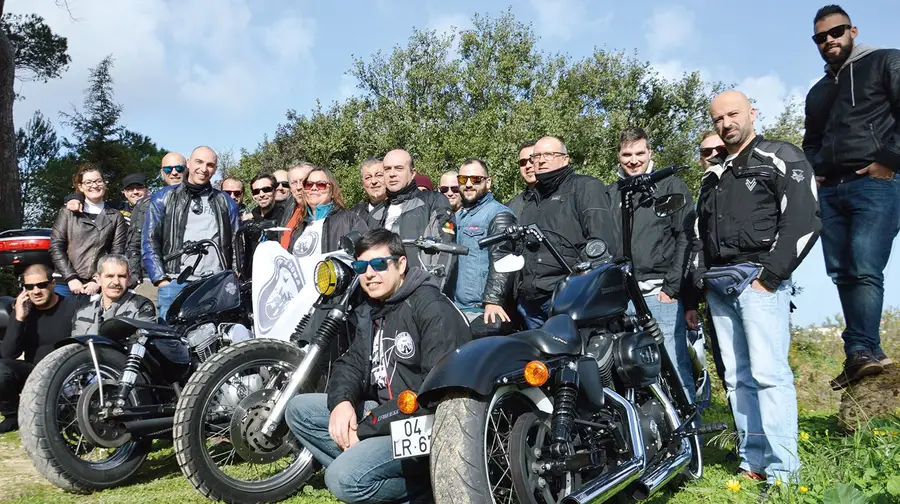 Grupo de motards OGMA entre os aviões e as motas