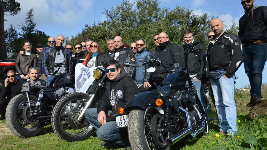 Grupo de motards OGMA entre os aviões e as motas