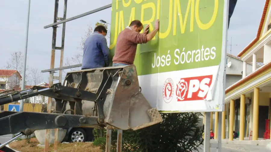 Colocação de cartaz de propaganda política dá bronca na Póvoa de Santa Iria