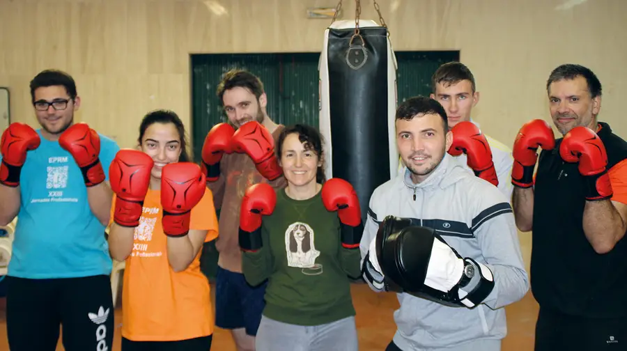 Na aldeia de Chãos há um jovem voluntário moldavo que ensina boxe