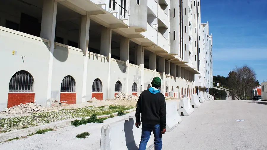 Começou montagem de estaleiros para demolir prédios em risco no Monte Gordo