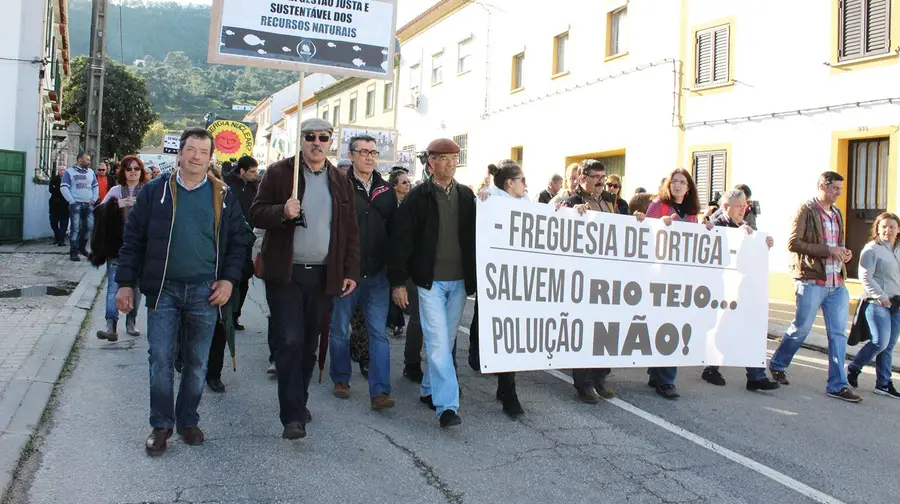 Manifestantes pedem mão firme para quem polui o Tejo