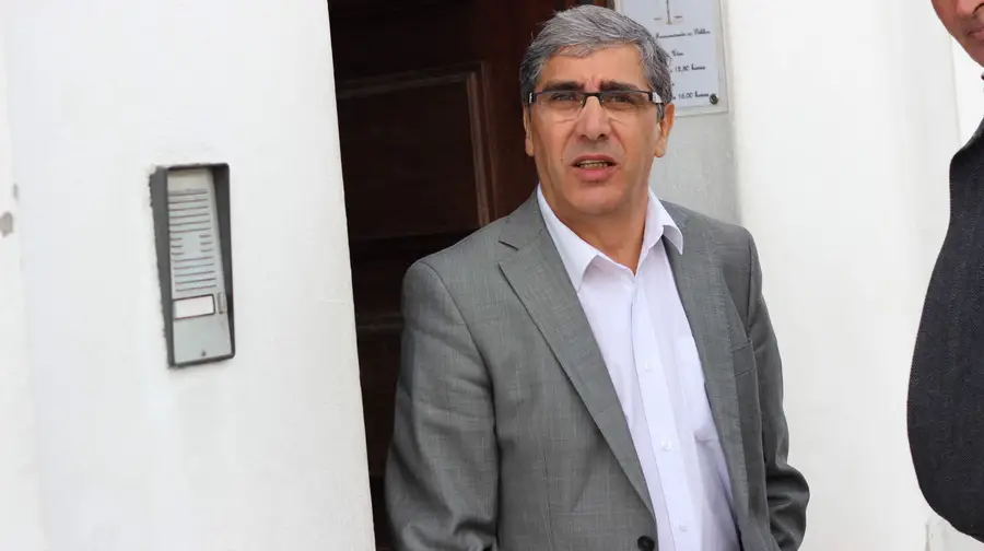 Relação confirma absolvição de chefe de gabinete que chamou ladrão a vereador de Alpiarça Relação confirma absolvição de chefe de gabinete que chamou ladrão a vereador de Alpiarça