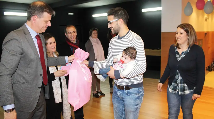 Bebés de Mação receberam pacote literário e cabaz Bebé + Mação Bebés de Mação receberam pacote literário e cabaz Bebé + Mação