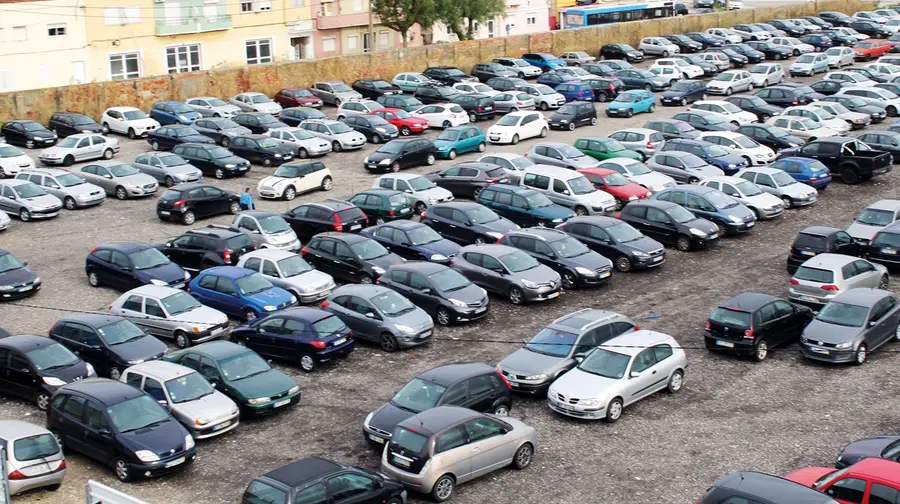 Estacionamento anárquico no parque da estação da Póvoa de Santa Iria