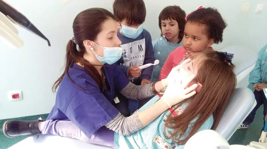 Crianças aprendem a ter higiene oral em ambiente de brincadeira