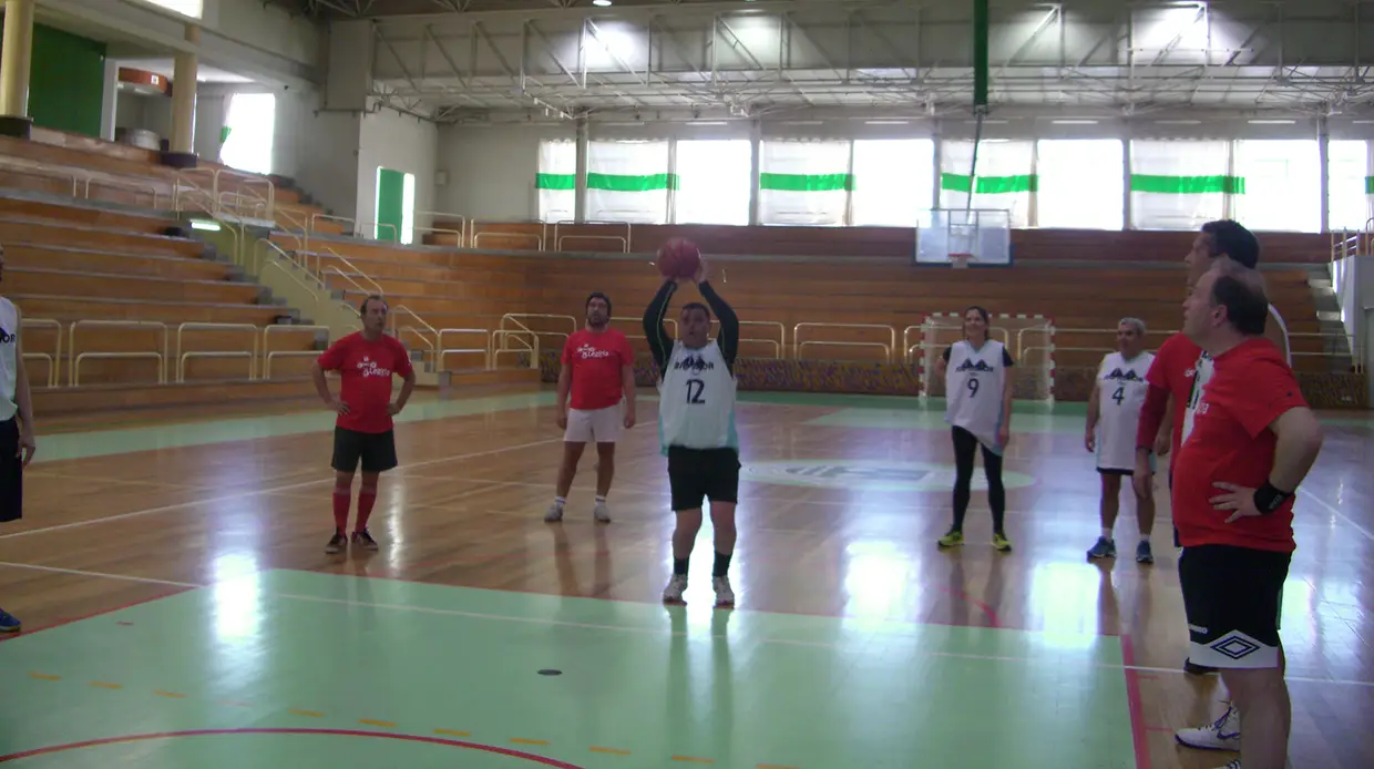 Autarcas jogam basquetebol em Rio Maior