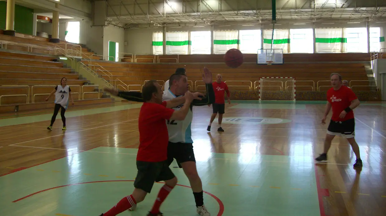 Autarcas jogam basquetebol em Rio Maior