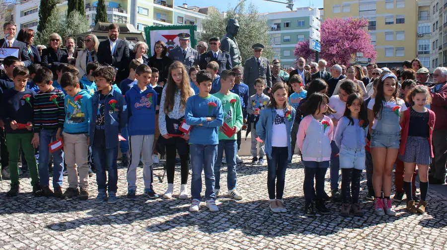 Crianças de quatro escolas homenageiam Salgueiro Maia