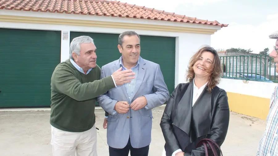 O rei vai nu… ou os cavaleiros sem cavalo O rei vai nu… ou os cavaleiros sem cavalo