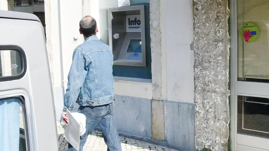 Máquina obsoleta continua à espera de ser removida em Vila Franca de Xira