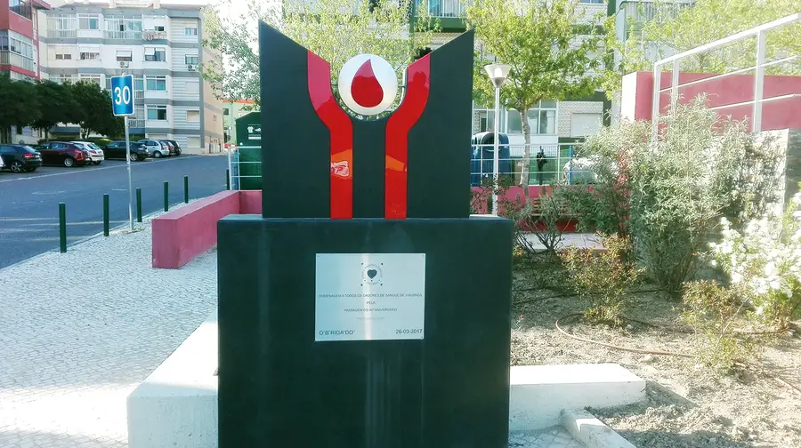 Monumento aos Dadores de Sangue de Vialonga inaugurado depois da polémica